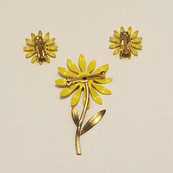 Cheery vtg clip earring/ brooch set w yellow flowers - Picture 3 of 7